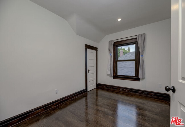 Building Photo - 140 Roselawn Pl