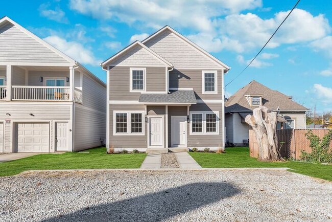 Building Photo - Beautiful New Construction in Monon Yard!