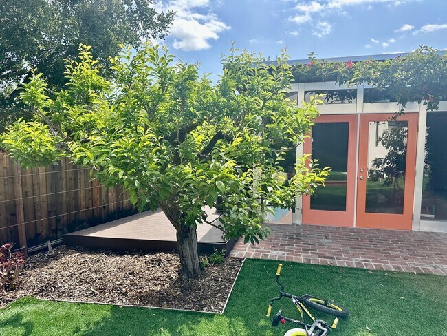 Building Photo - Palo Alto Dream Rental with Backyard Parad...