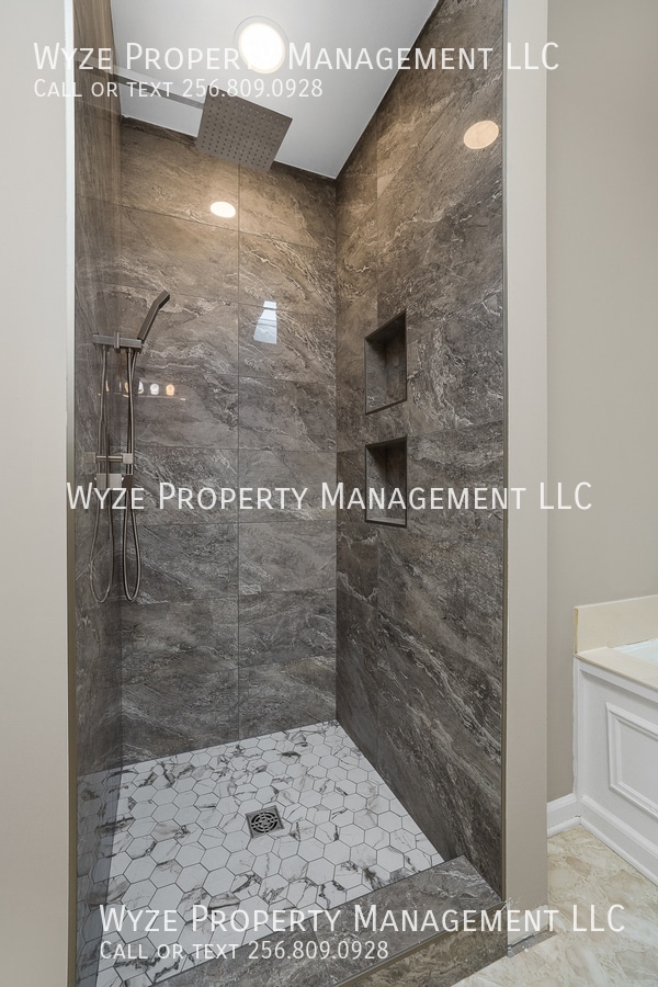 Building Photo - 2202 Manchester Cir SW