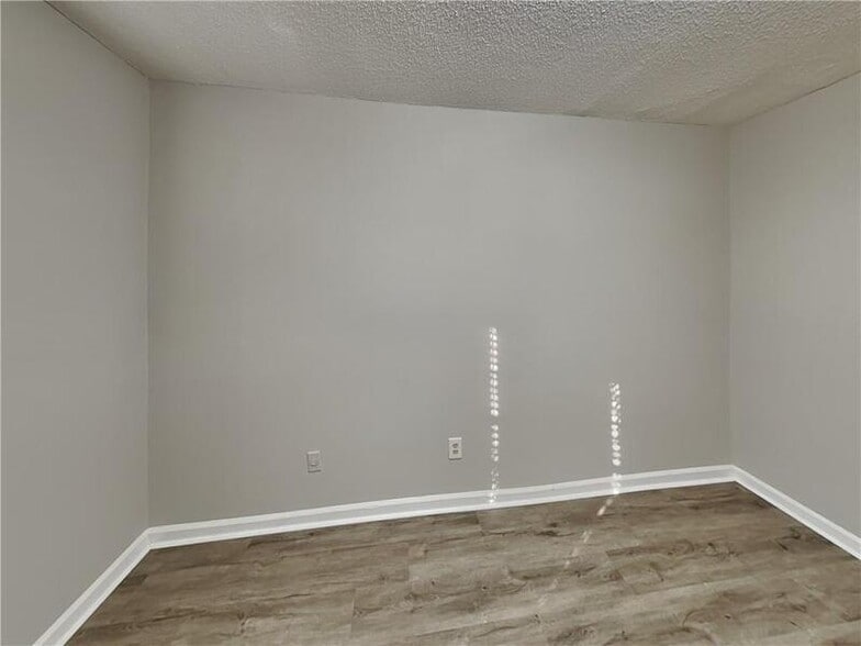 Building Photo - 5022 Hawthorne Ct