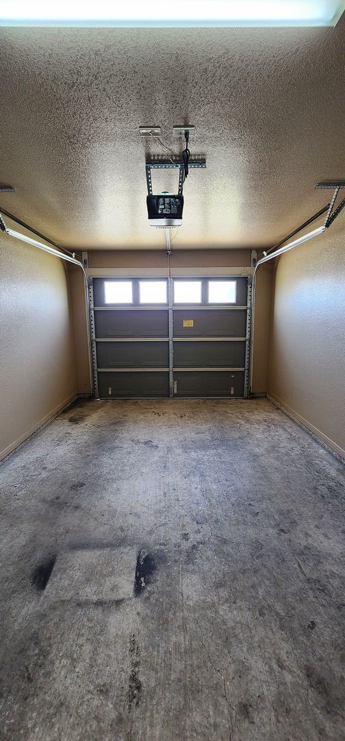 Building Photo - 3 Bedroom 2 Bath off Clear Creek Viewable ...