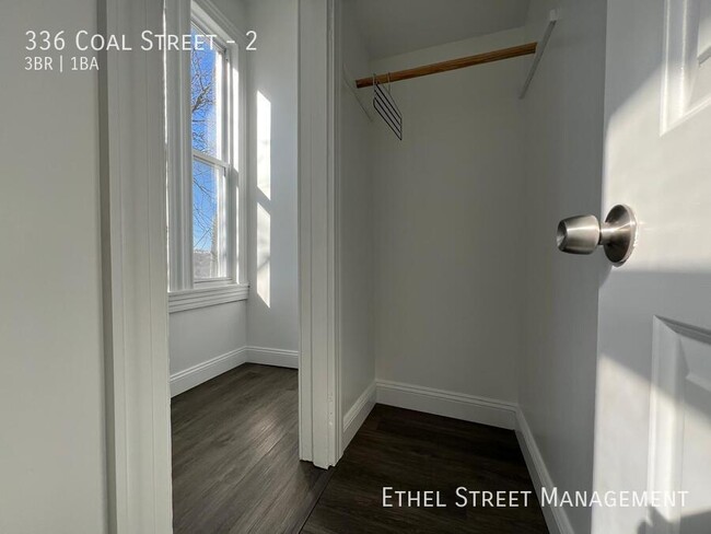 Building Photo - Spacious Newly Renovated 3 Bedroom Apartment