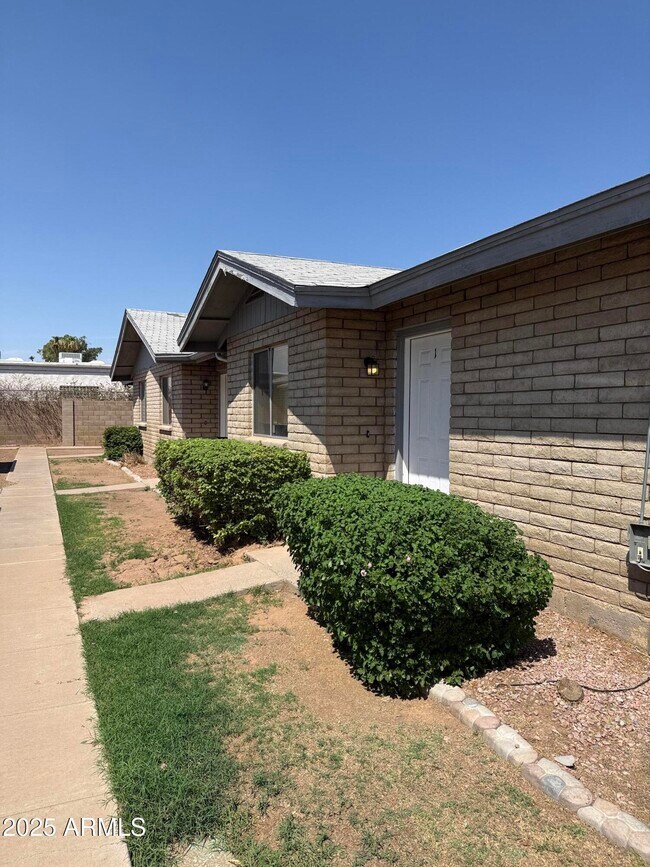 Building Photo - 2028 W Lawrence Rd