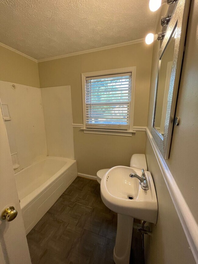 Building Photo - Updated 3/1 House in Lindale $1,295