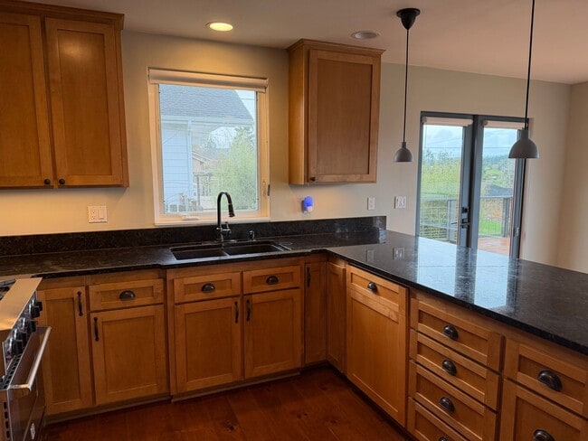 Building Photo - Rare Find with Main House and Fully Equipped ADU!