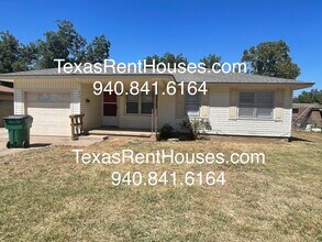 Building Photo - Adorable Home in the heart of Burkburnett!