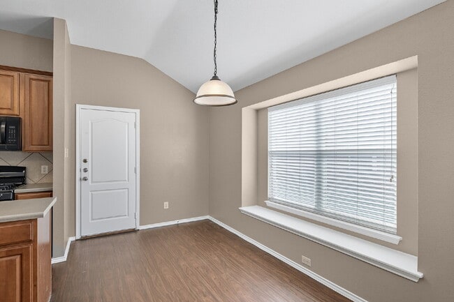 Building Photo - FREE First Month's Rent!