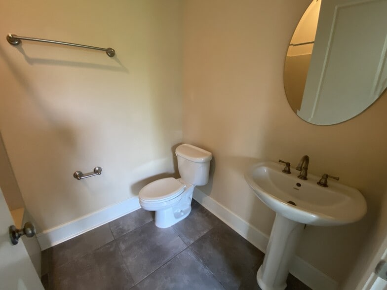 Building Photo - 1221 Bower Pky