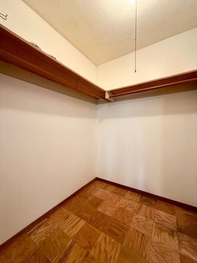 Building Photo - **50% OFF FIRST MONTH'S RENT** Country Liv...