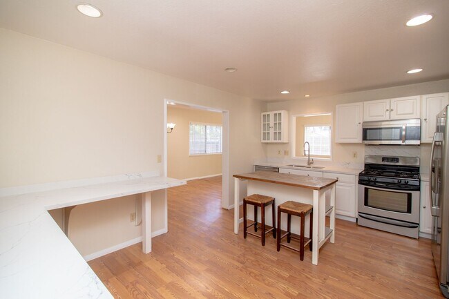 Building Photo - 932 Oak Glen Ln