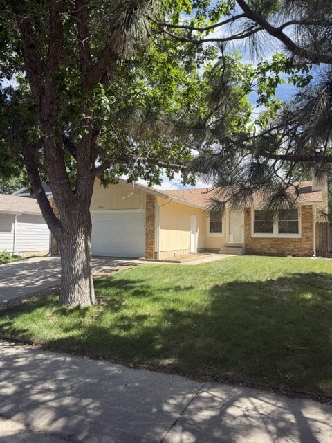 Building Photo - "Spacious 4-Bedroom Aurora Gem with Cozy Fireplace and 3 Full Baths!"