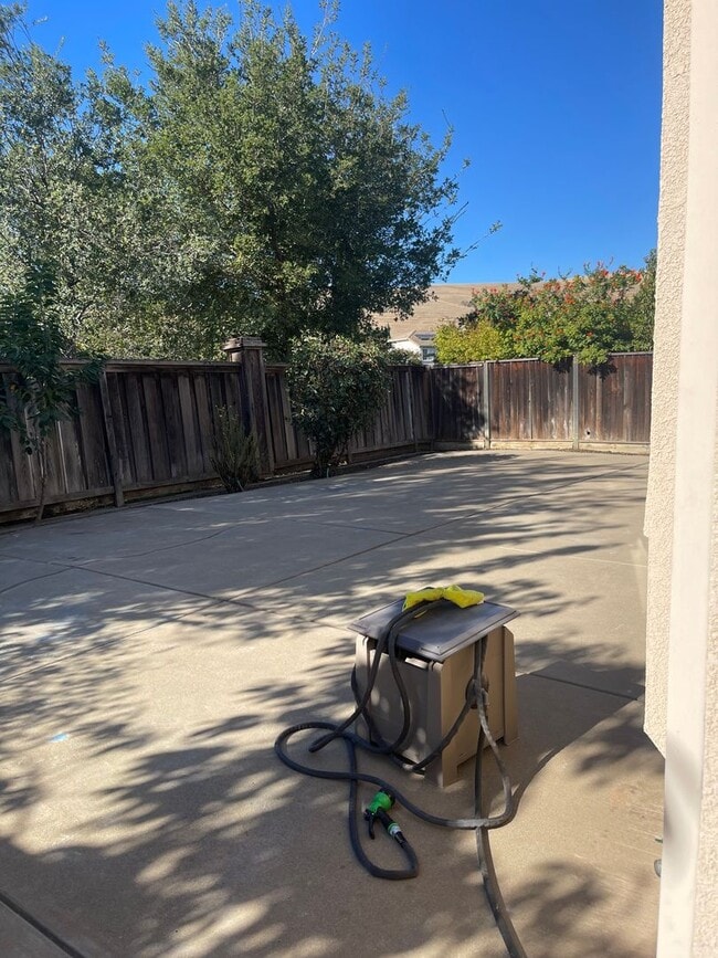 Building Photo - Rolling Hills Beauty! 4 Bedroom 3 Bath