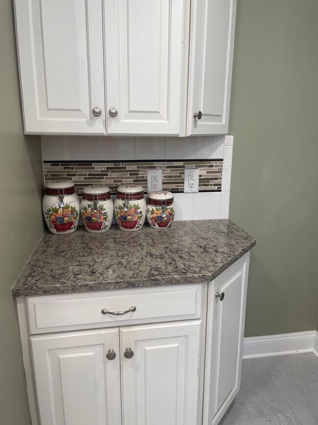 Building Photo - 4 BR 3 BA house on corner lot