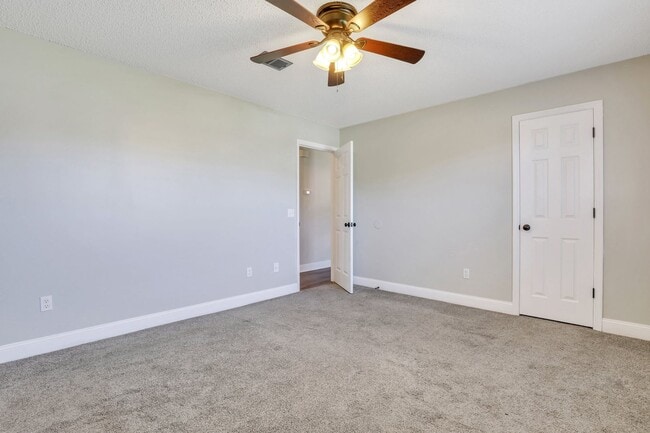 Building Photo - AVAILABLE EARLY OCTOBER [DOG FRIENDLY]