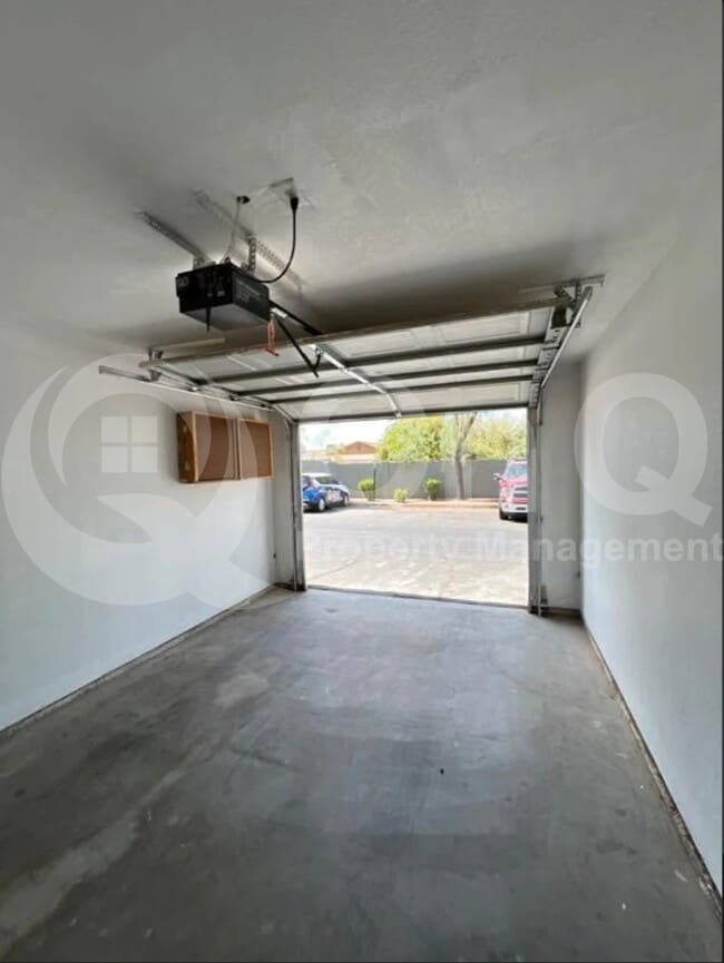 Building Photo - 2929 W Yorkshire Dr