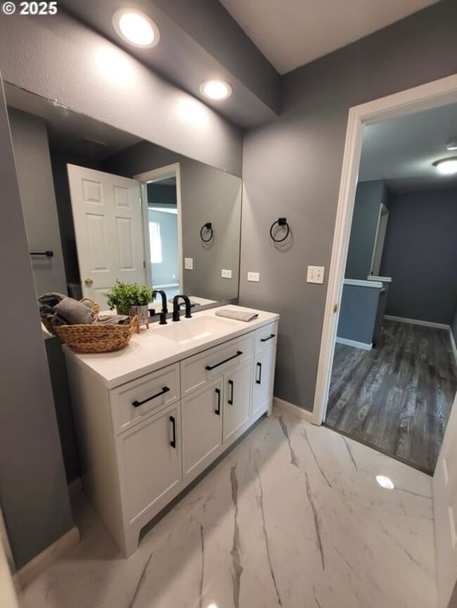 Building Photo - 2114 SE 60th Ave