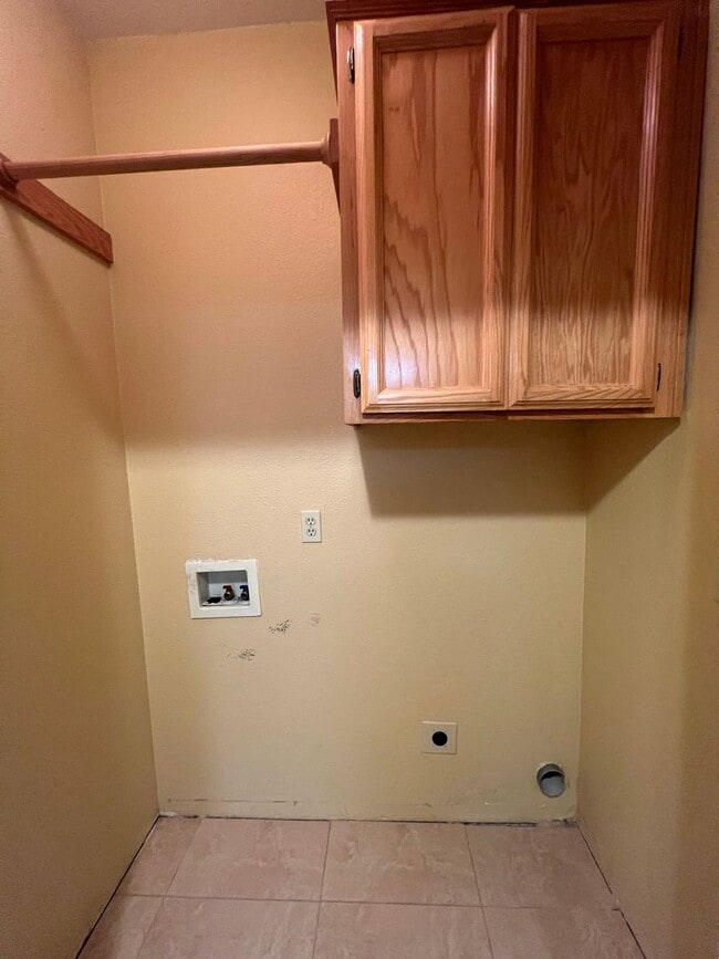 Building Photo - 3 Bedroom Charmer in West Roseville!