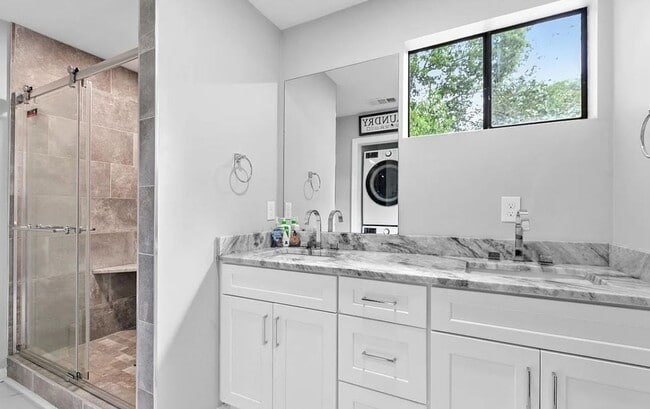 Building Photo - 4 bedroom 2 bath house fully renovated, Available August 2026!