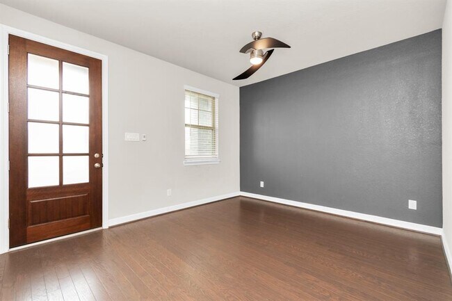 Building Photo - 1517 Portola Dr