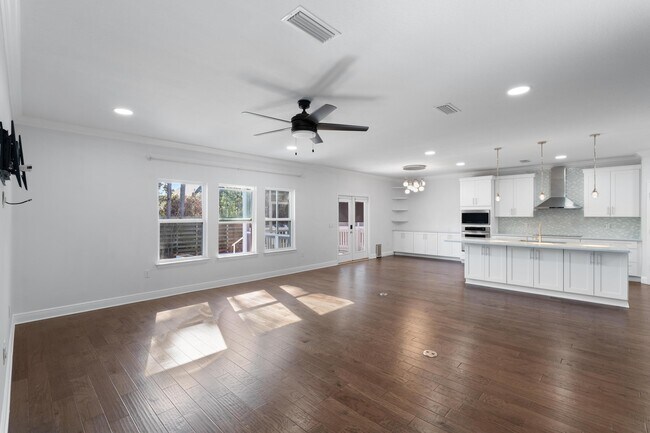 Building Photo - 590 Las Roblas Grande Dr