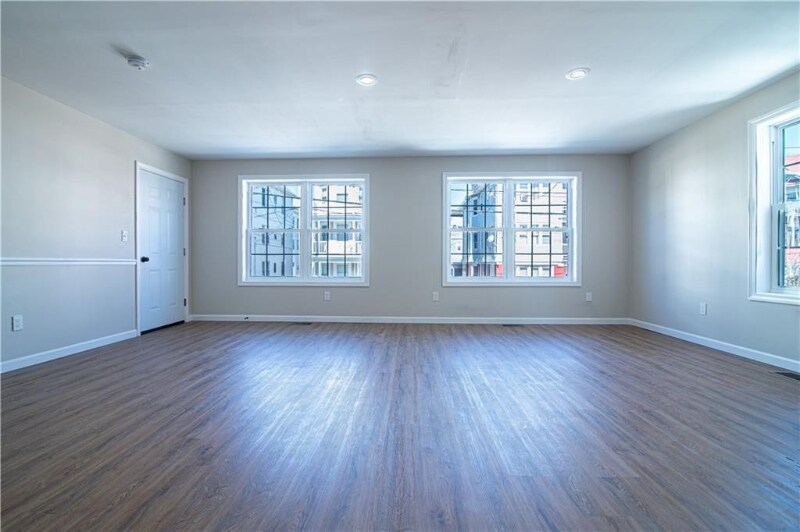 Building Photo - 84 Glenham St