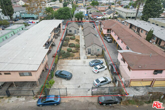 Building Photo - 640 W 81st St