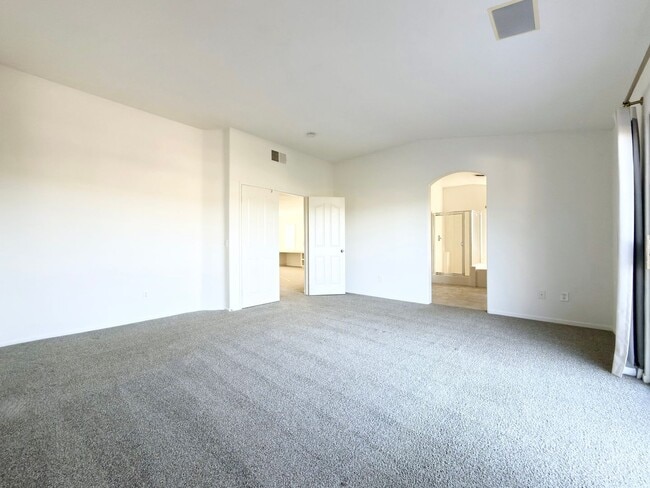 Building Photo - Spacious Home with Expansive Loft!