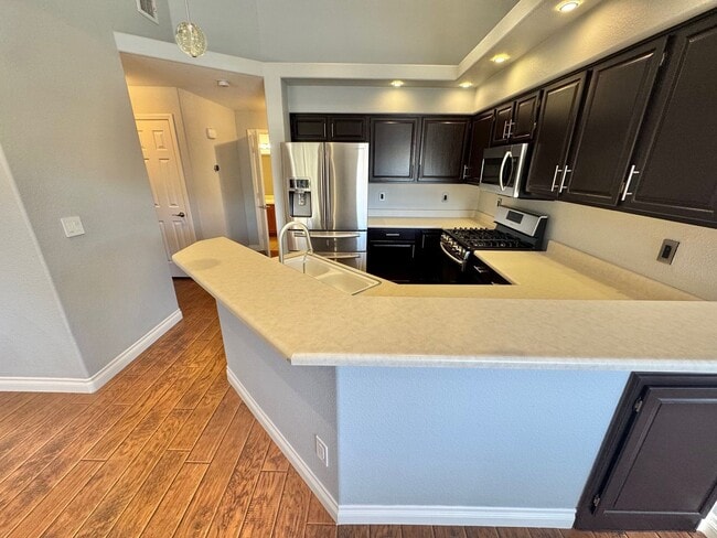 Building Photo - Spacious 2 bedroom condo with detached garage!!