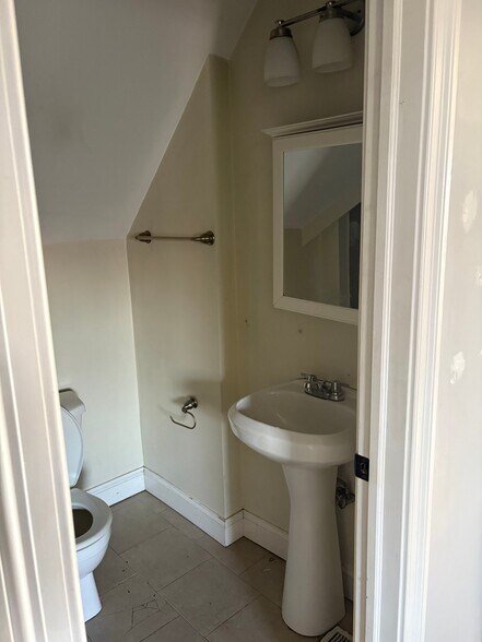 Building Photo - 1515 W Wilson Ave