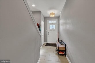 Building Photo - 7650 Lyndon Ct