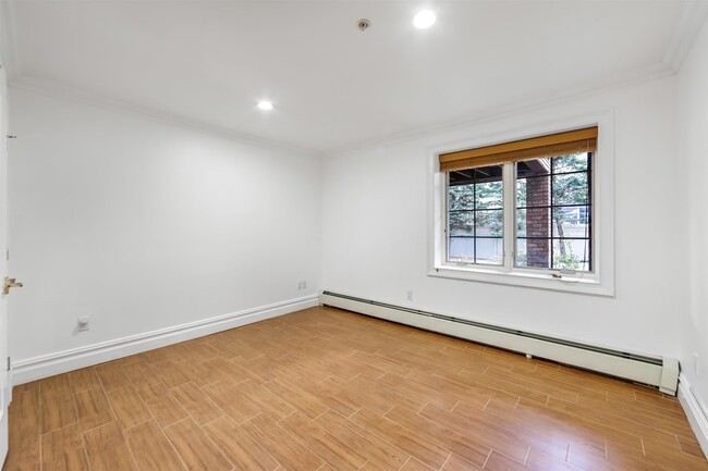 Building Photo - 2132 Linwood Ave