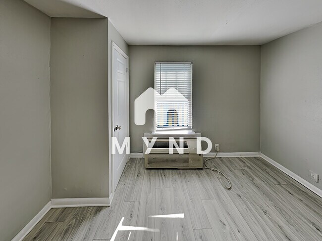 Building Photo - 1724 Pear St Unit 5