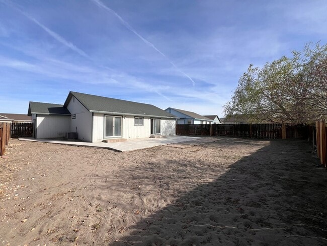 Building Photo - Cute 3 bedroom home Located in Donner Trails