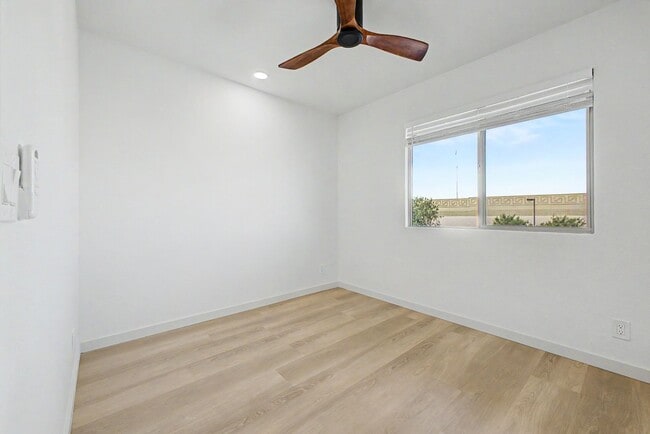 Building Photo - Remodeled 3BR End Unit Townhome in South Tempe | Private Yard + Covered Parking