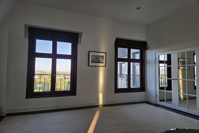 Building Photo - 316 N Rossmore Ave