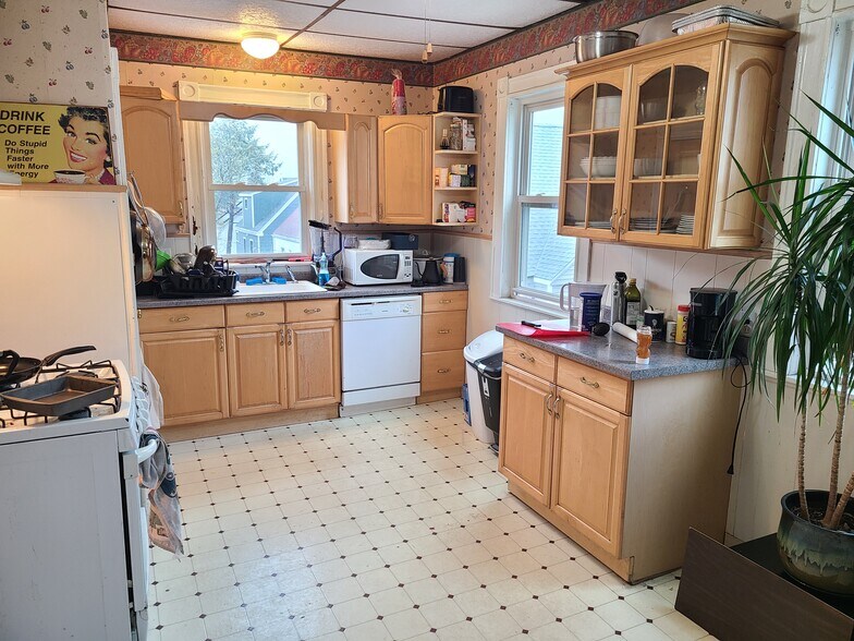 Building Photo - 95 Belmont St