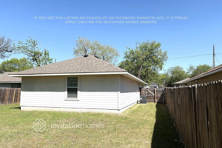 Building Photo - 107 Cook St