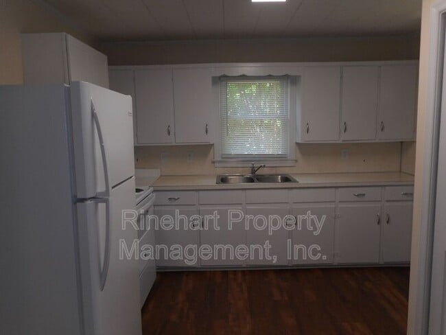 Building Photo - 408 Cummings St