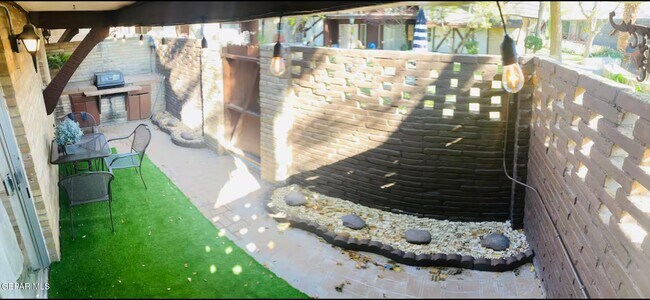 Building Photo - 350 Thunderbird Dr