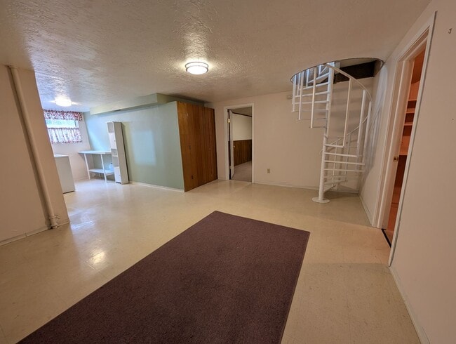 Building Photo - 722 Bryden Ave
