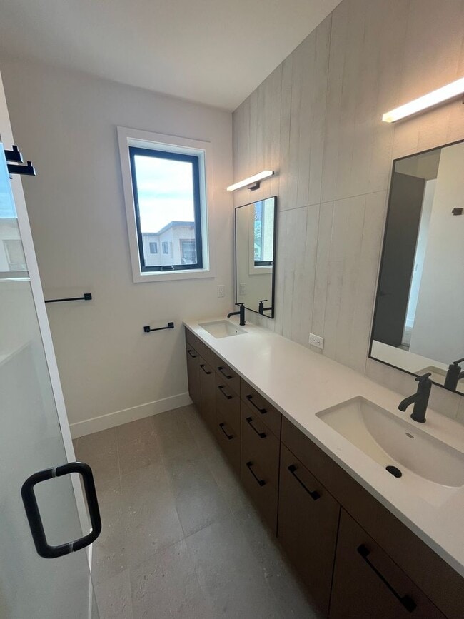 Building Photo - Like-New Townhome in the Gorgeous Terrane ...