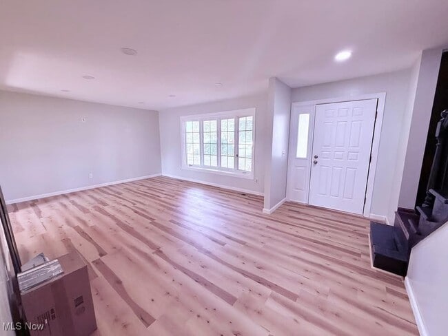 Building Photo - 6686 Hythe St NW