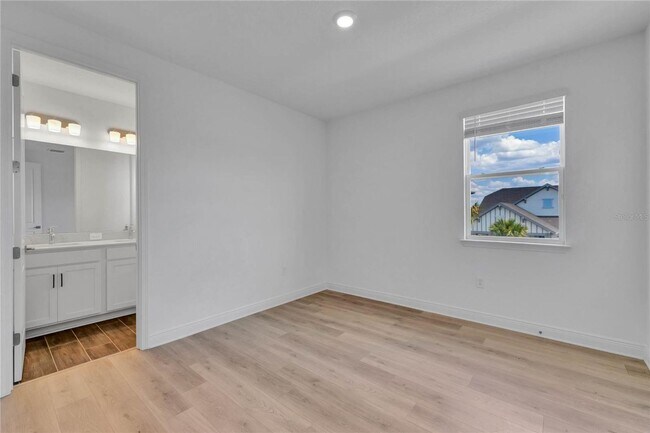 Building Photo - 13640 McMillan Dr