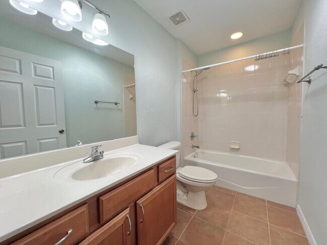 Building Photo - Beautiful 3 BD 2 BATH Home in Gated Community