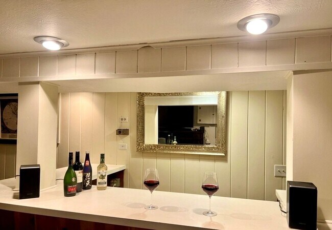 Building Photo - Stunning 3bed/3.5bath Brick Home in Ballard!