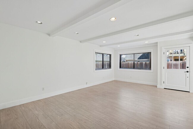 Building Photo - 2048 Garden Ln