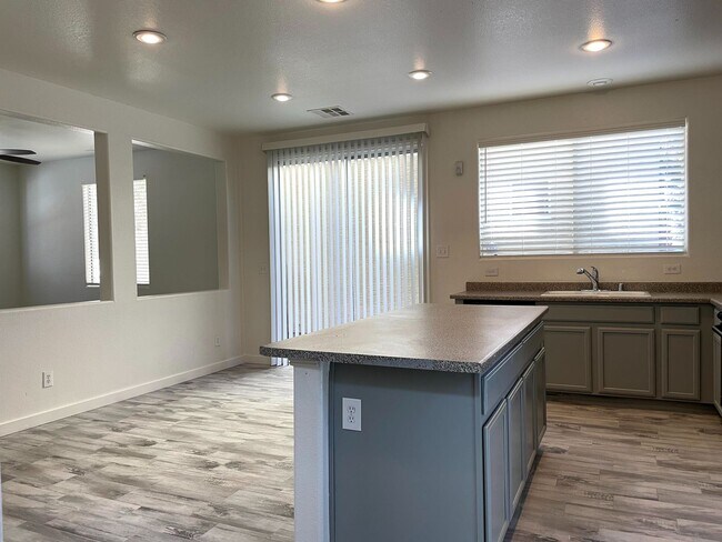 Building Photo - DARLING 3 BEDROOM, 2.5 BATH LOCATED IN GAT...