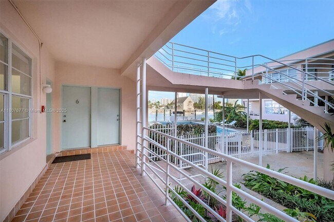 Building Photo - 6881 Bay Dr