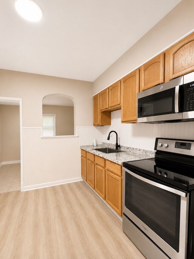 Building Photo - Move-In Ready 3BR/1BA in Elmwood — Housing Choice Vouchers Welcome